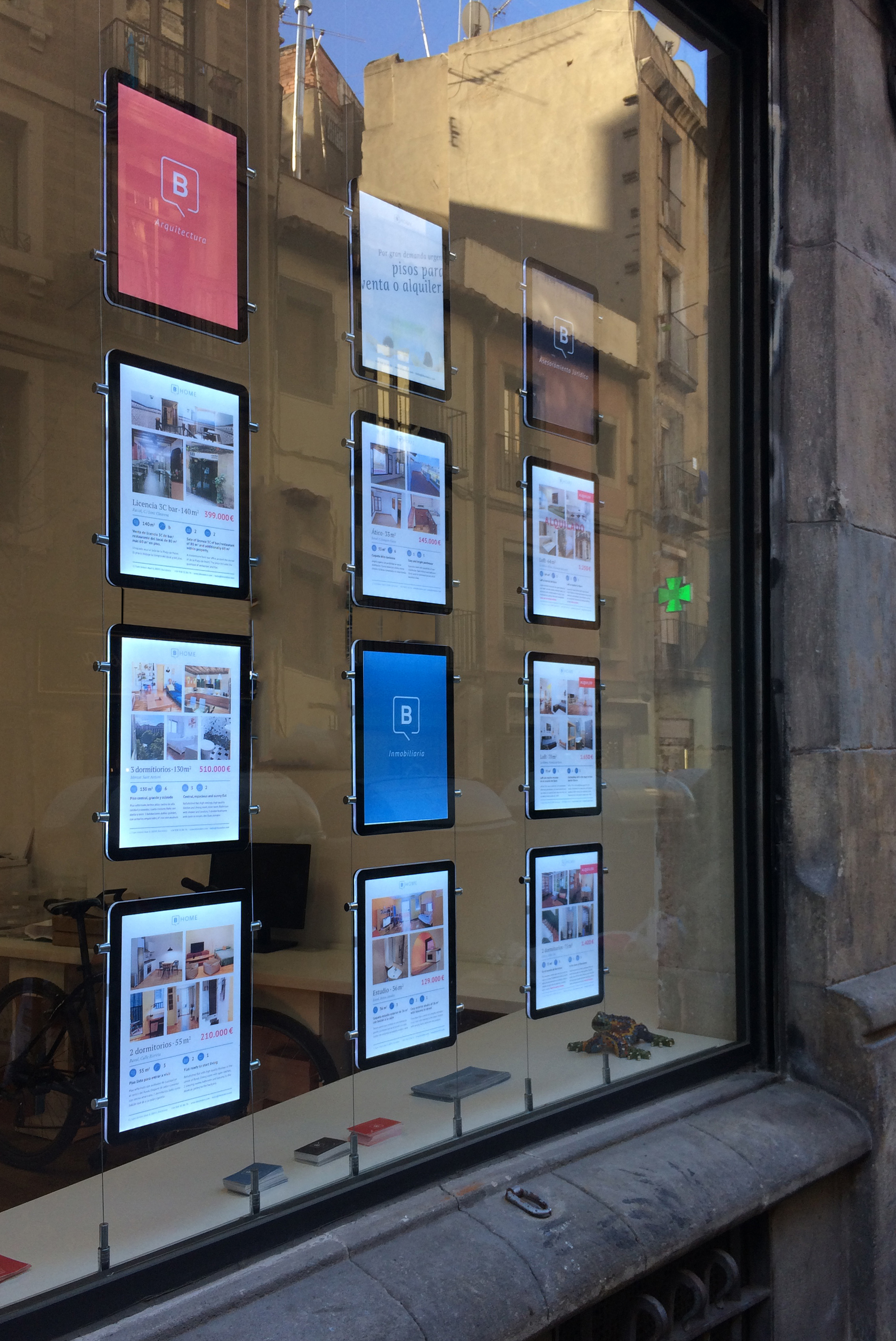 Bhome – LED displays in window
